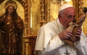 papa-francisco-beija-imagem-de-sc3a3o-josc3a9-e-o-menino-jesus-alessandra-tarantino-pool-afp