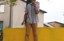 Mlody mezczyzna podczas wystepu na scenie