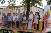 Grupa dzieci podczas przedstawienia
