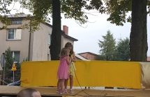 Dwie male dziewczynki na scenie