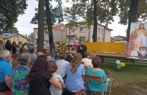 Ksiadz proboszcz przemawia do widzow