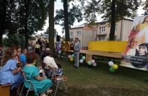 Mezczyzna przed scena przemawia do widzow