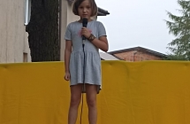 Dziewczynka na scenie