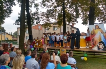 Dzieci podczas inscenizacji przedstawienia o swietej Faustynie