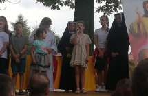 Grupa dzieci na scenie podczas wystepu