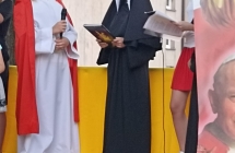 Dziewczynka przebrana za zakonnice i chlopiec w dlugiej bialo-czerwonej szacie